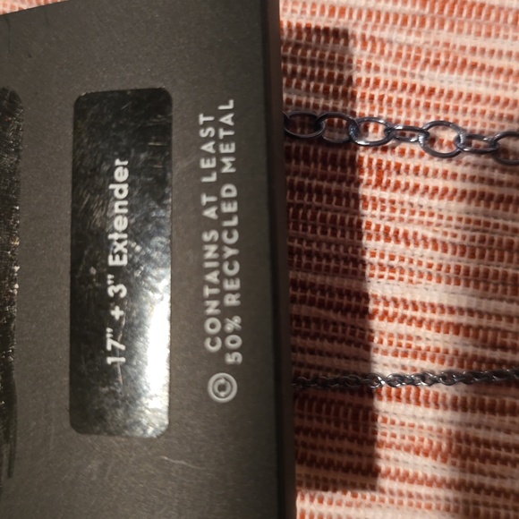 SIMPLY VERA VERAWANG BLUE SKELETON HEAD HALLOWEEN NECKLACE - Picture 7 of 10